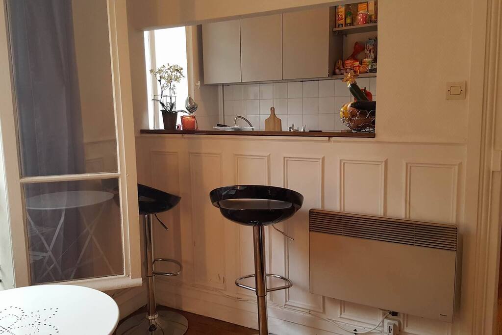 Une cuisine ouverte avec bar : pratique pour transférer les plats au salon et cuisiner sans etre isolé.