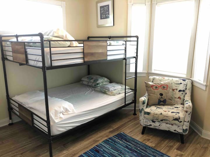 Трета спалня с двойни двойни легла.