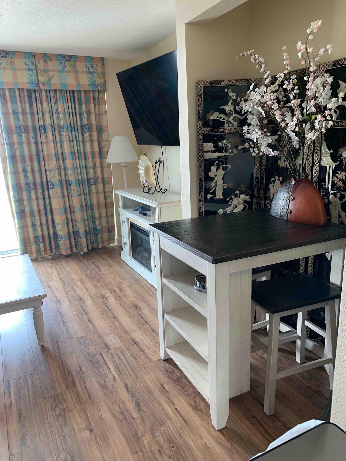 קיר חדש המורכב על טלוויזיה עם מסך שטוח גדול במיוחד