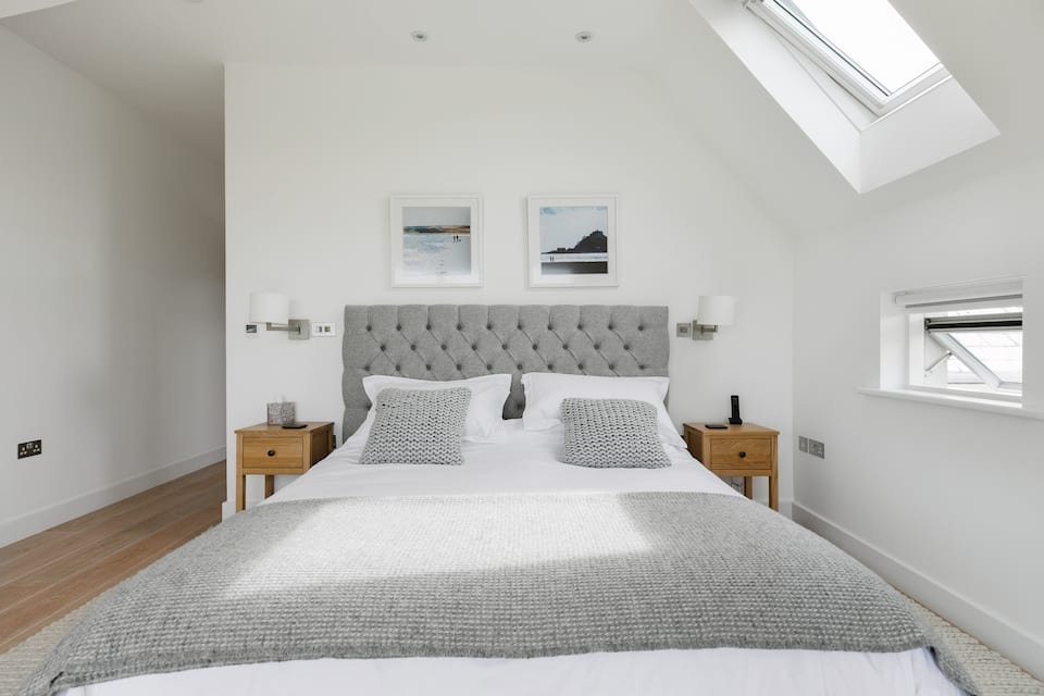 A modern surf house on the Cornish coast, Cornwall, England, United Kingdom, photo 8 of 10