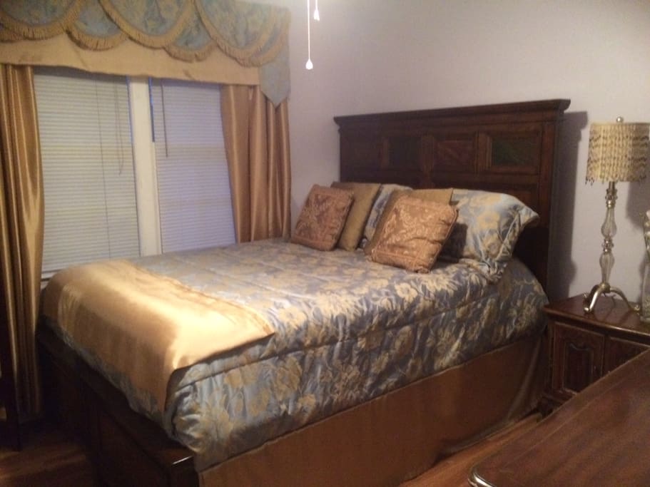 Guest Bedroom - Queen Bed