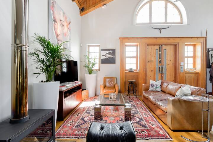 Extravagant Downtown Heritage Home with Cabin Style Vaulted Ceilings gallery image 5