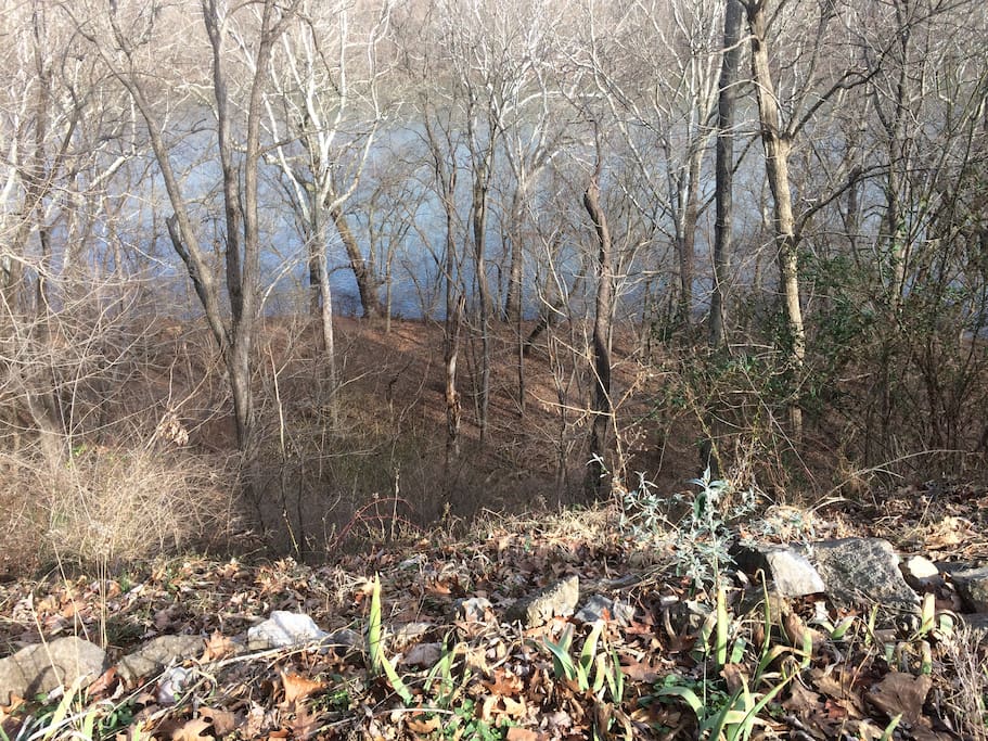 Overlooks the Potomac River