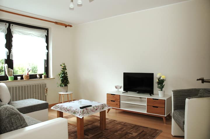 Sala de estar con TV inteligente y Netflix o, alternativamente, con sofá cama. En el sofá cama hasta 2 personas (más estrechas) tienen un lugar para dormir. Hasta entonces, una mesa y una silla de oficina están configuradas como un espacio de trabajo y también se pueden utilizar como "cambiador".