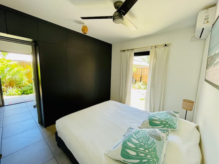Air-conditioned room, complete tranquillity… for deep, restful nights. (Large built-in wardrobes at your disposal.)