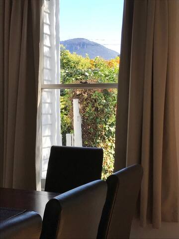 Amberley – Hobart Luxury 5 b’rooms, sleeps up to 9 gallery image 5