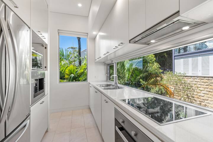 Spacious Penthouse with Stunning Ocean Views gallery image 5