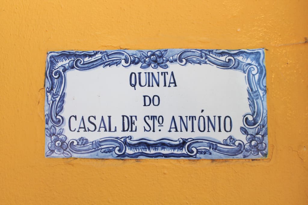 A tile with the name of our Quinta.