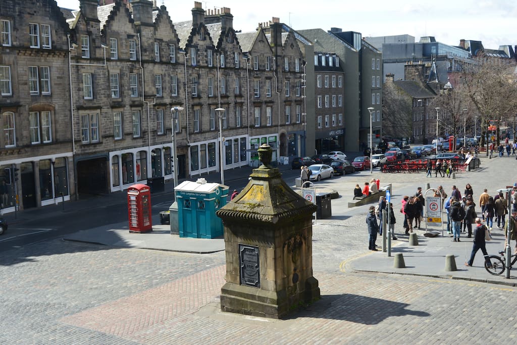 Fantastic views of Grassmarket from living room. Just 2 mins walk to the Castle too!