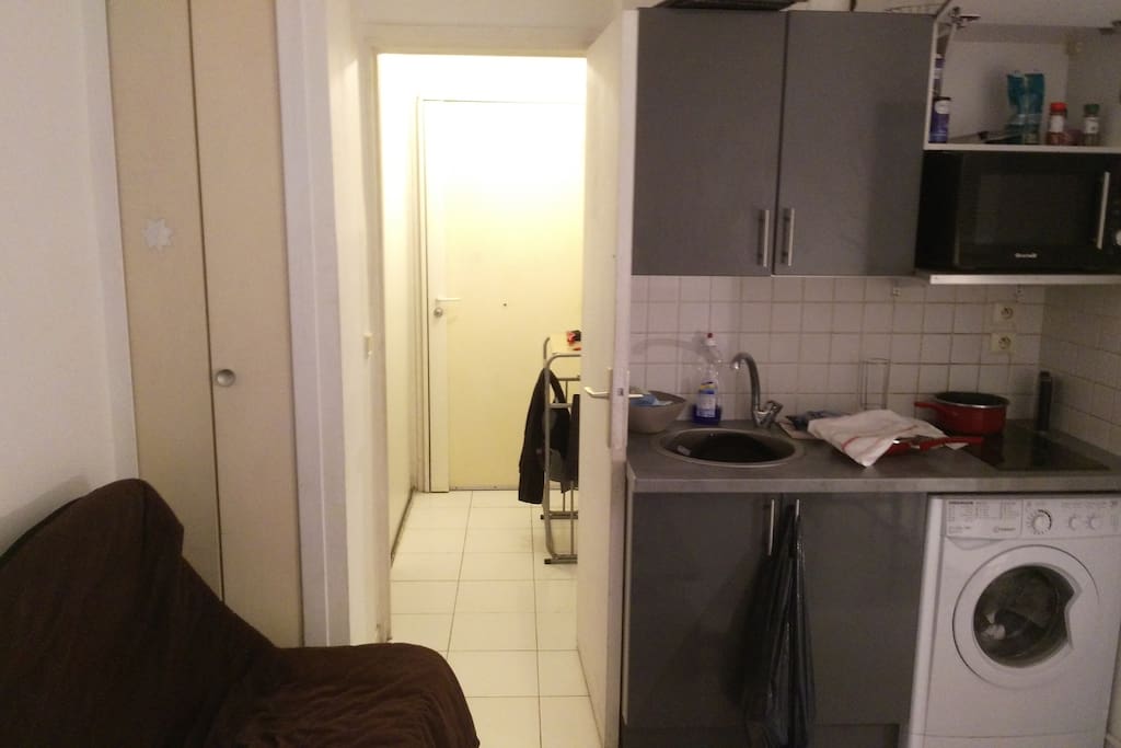 Petit studio de 23 mètres carrés en plein centre ville de Nice à proximité des moyens de transport et de la veille ville environ 5 minutes à pied.