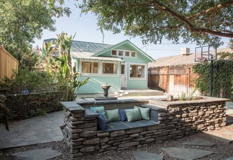1920s Charming Downtown Cottage with Hot Tub