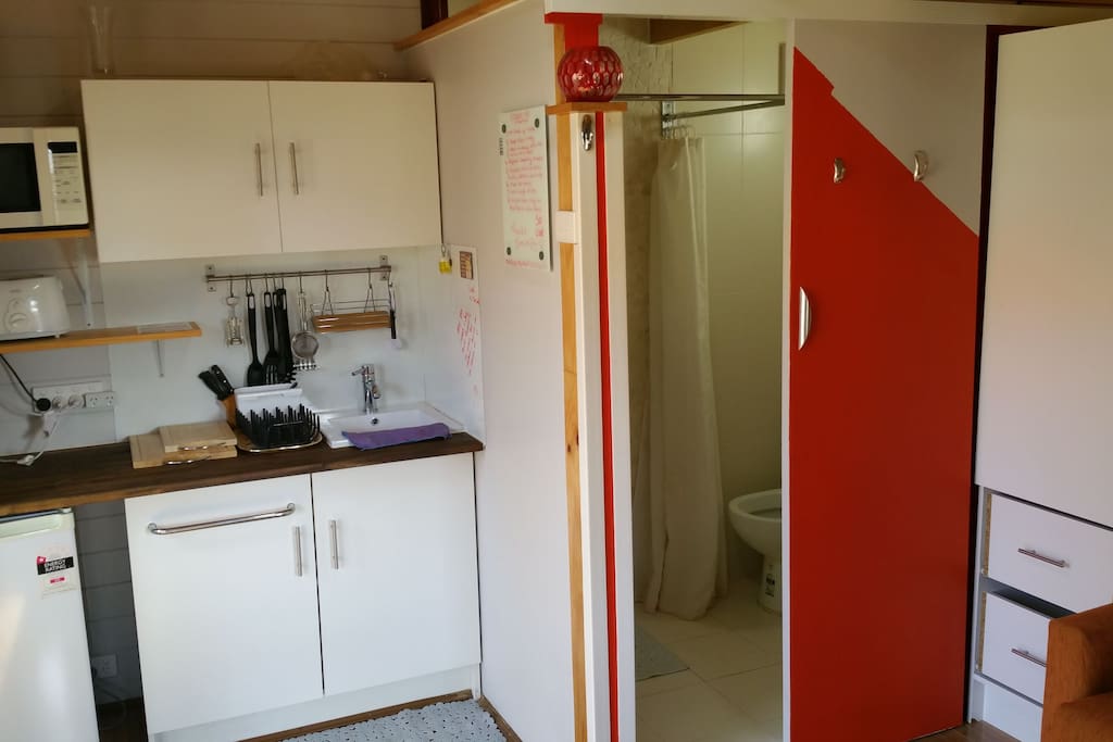 kitchenette amd wetroom/bathroom