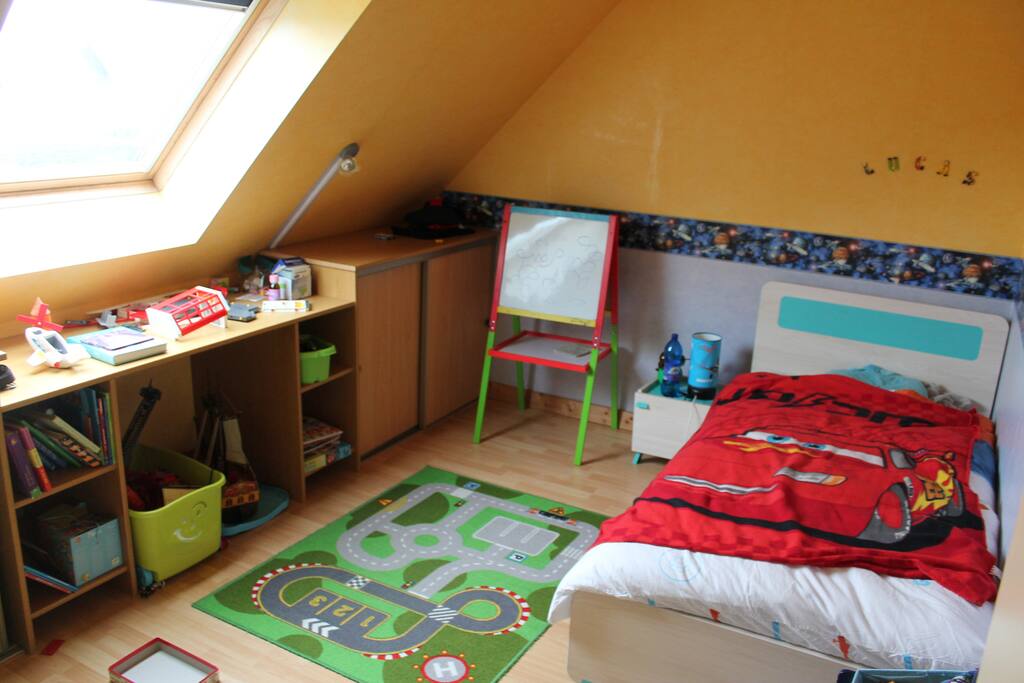 Chambre d'enfant avec un lit simple