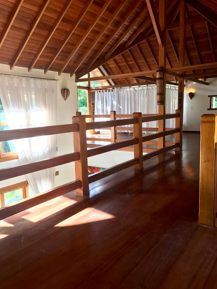 Curtinas no mezanine para privacidade / Two curtained areas offer privacy for those sleeping upstairs.