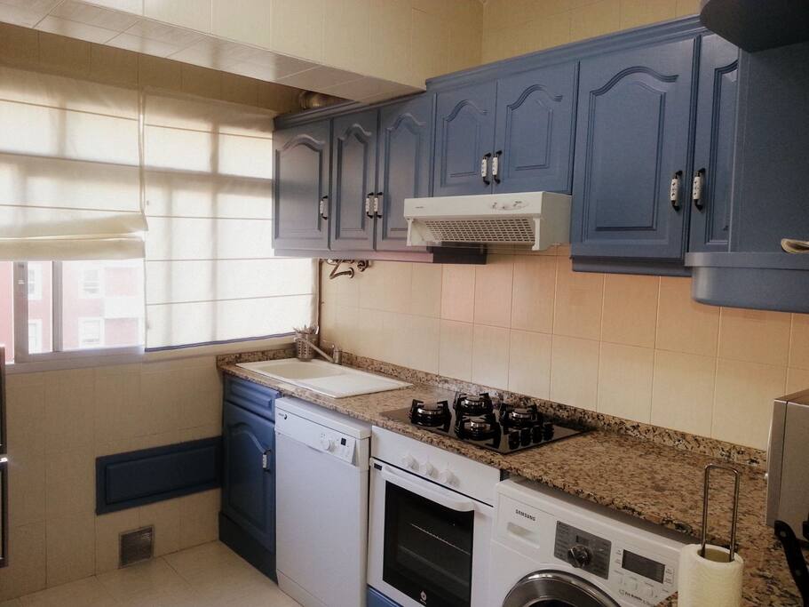 cocina, totalmente equipada, con lavadora secadora