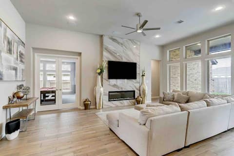 Houston Luxury Vibes w/ Private Pool & Spa!