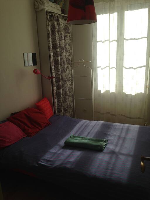 la lumière et le calme du matin (chambre sur cour)