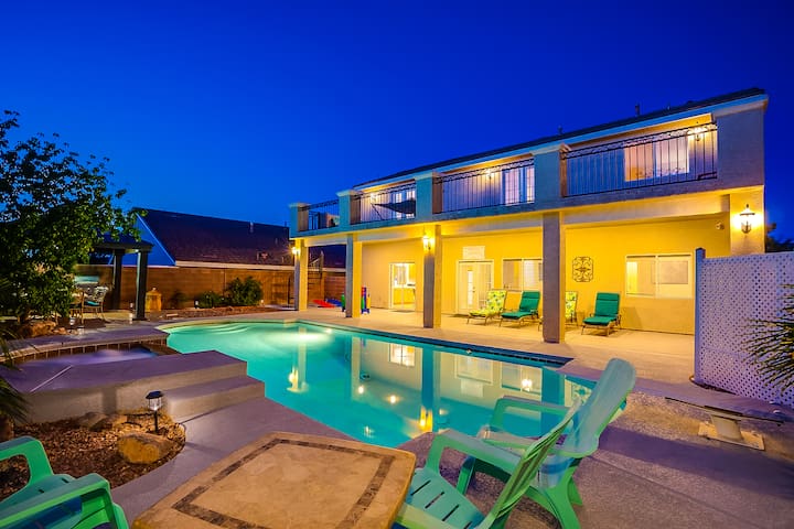 Vacation Ready 4 Bed/3 Bath w/ Heated Pool & Spa