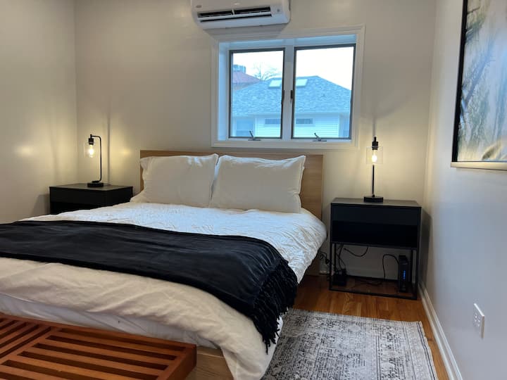 Dhomë gjumi e sapo përditësuar me krevat dopio "queen", dollap me dollap, mini ngrohje të ndarë/ac në dhomën e gjumit.