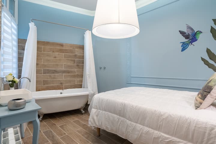 חדר שינה כחול עם אמבטיה