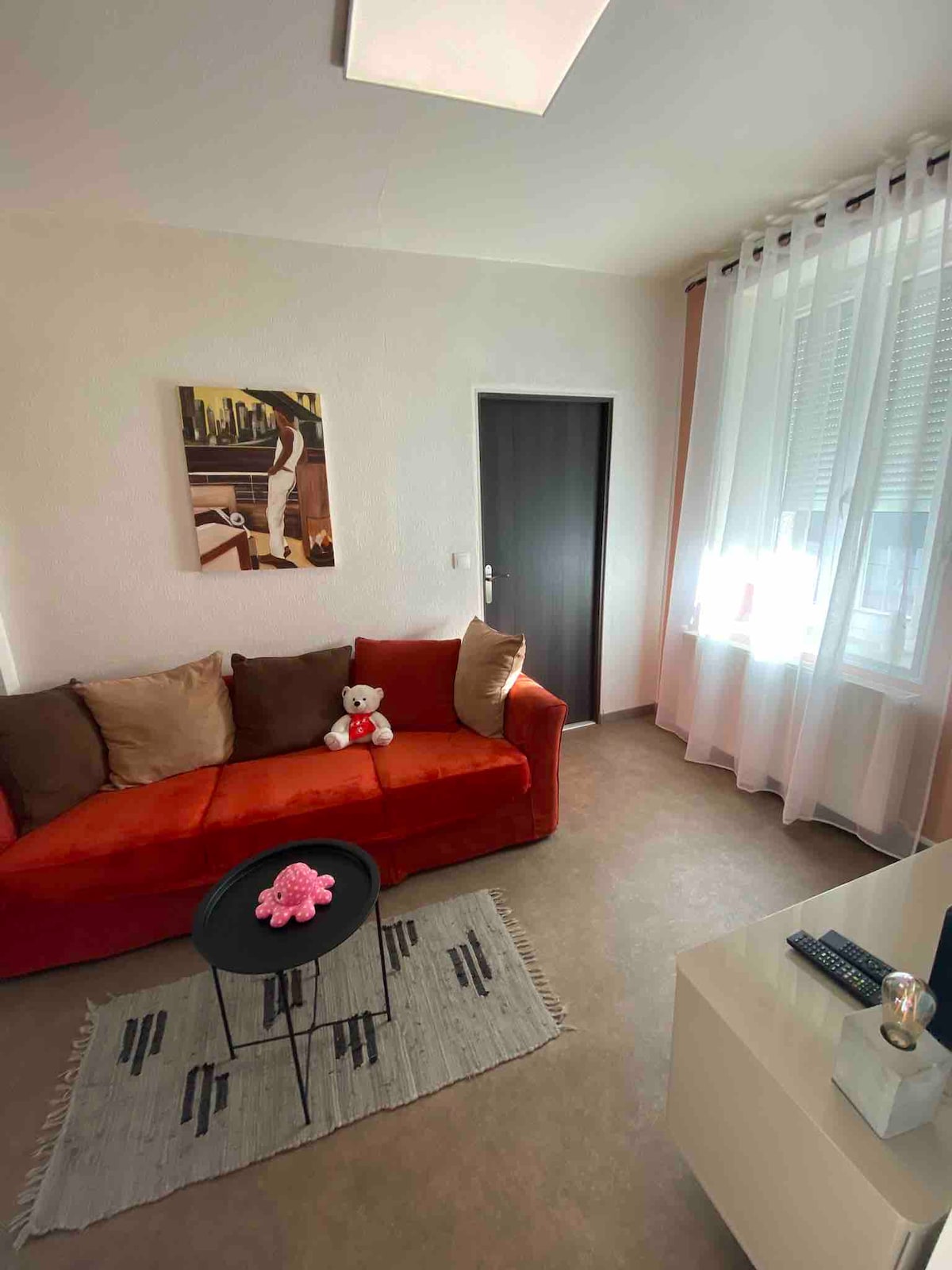 不可转换的沙发，可供一人使用，但很舒适 