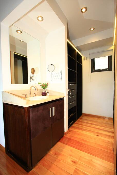 Habitación con vestidor