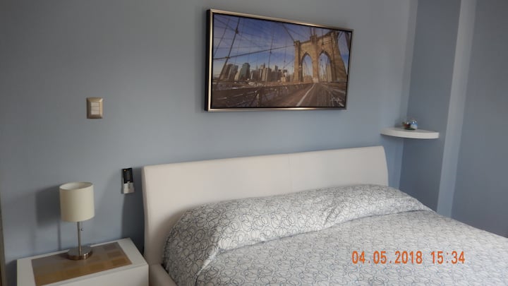 غرفة بسرير كبير