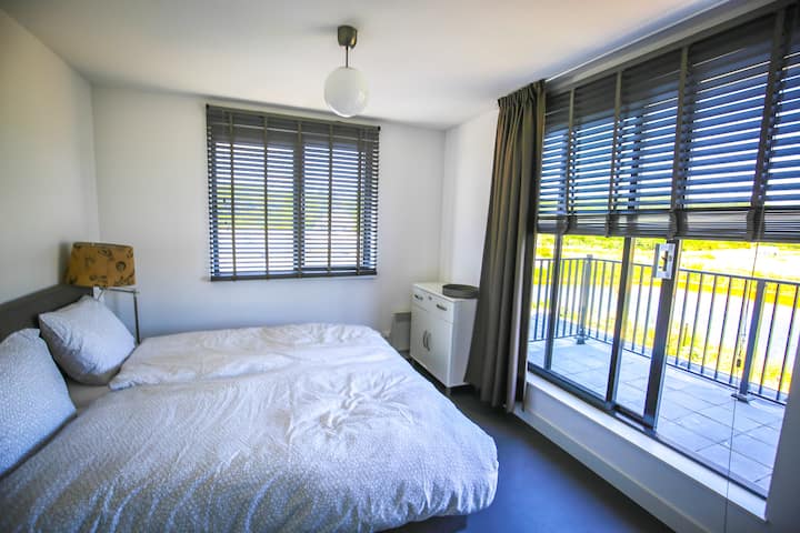 卧室2 ，带双箱弹簧床垫