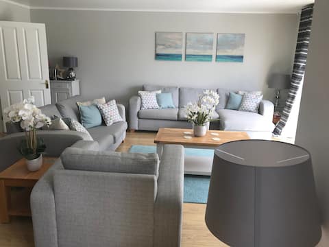 Top performing Airbnb: Modern lake view home & garden. Sleeps 8-10 & dog in Gloucestershire