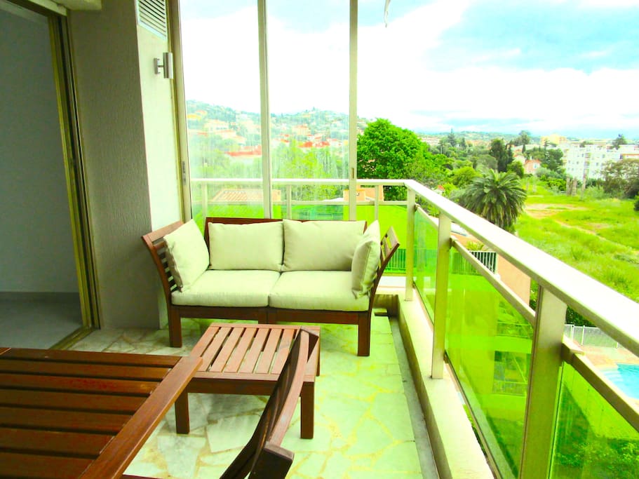 Main balcony with view of the Alps and the town of Vallauris