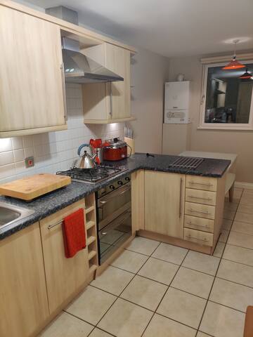 Next to the Palace and Royal Mile with parking gallery image 4