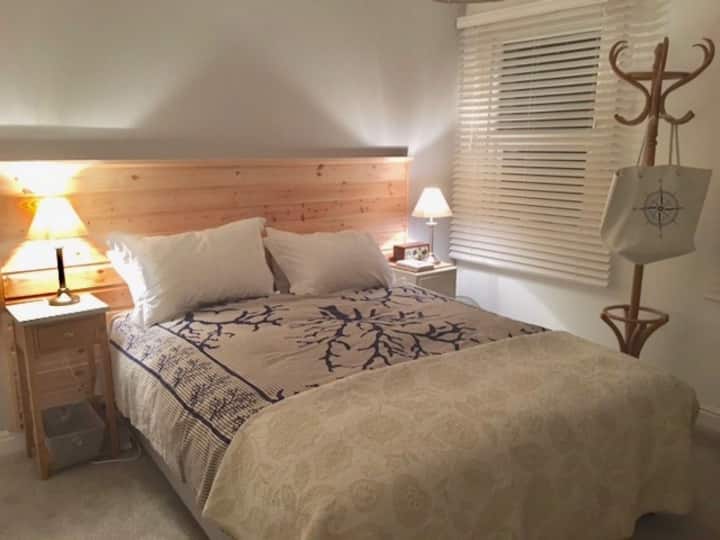 غرفة النوم الرئيسية - سرير بمقاس كبير ولكن يمكننا تحويله إلى سريرين فرديين (مثالي للأطفال أو ضيفين منفصلين)