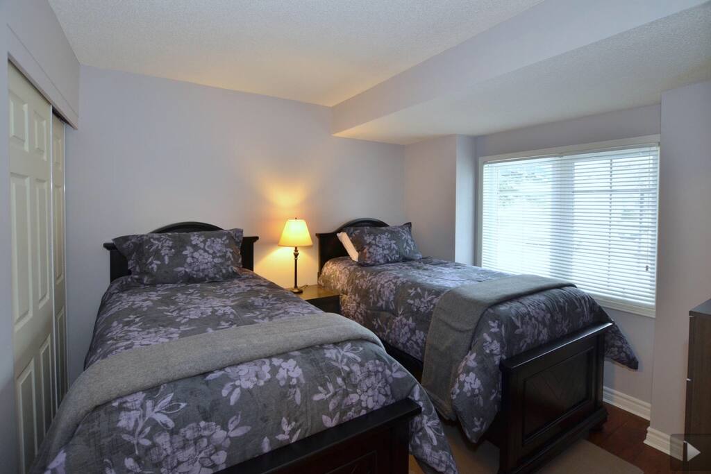 Man level bedroom with to single beds