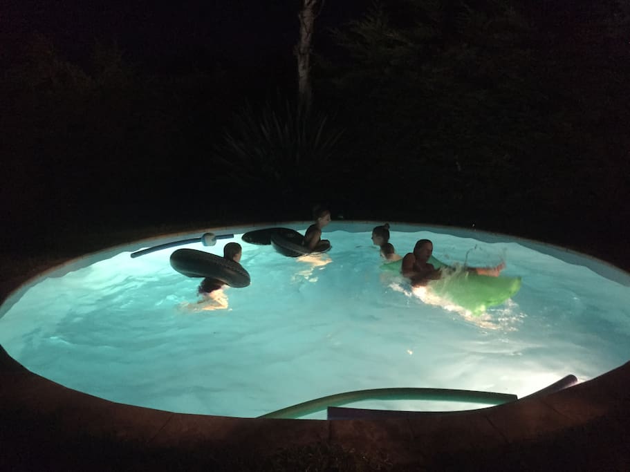 Piscine éclairée sur demande la nuit