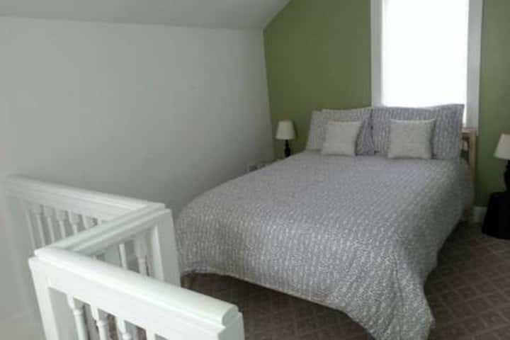 Loftslaapkamer op aparte verdieping. Bijzonder zonnig :)
Full-size (tweepersoons) bed.