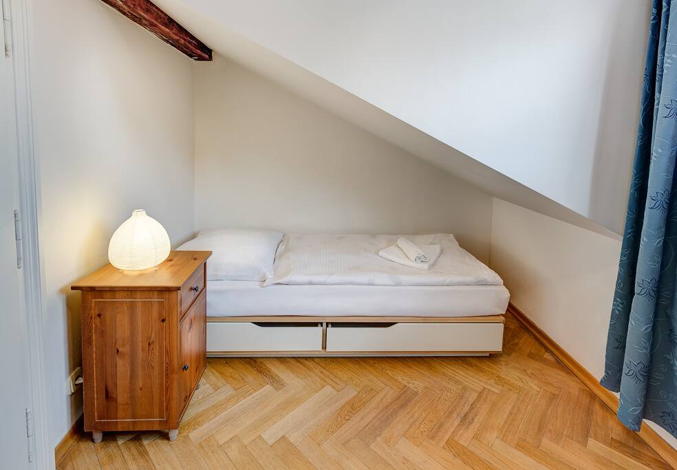 Bedroom with twin beds