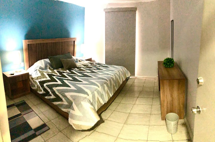 Este es el cuarto principal con una cama king size, dos buros, closet y tiene un balcón muy bonito. 