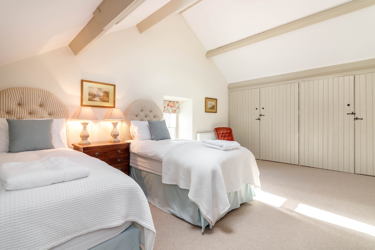 חדר השינה הזוגי הגדול עם שפע של מקום אחסון בקומה השנייה.