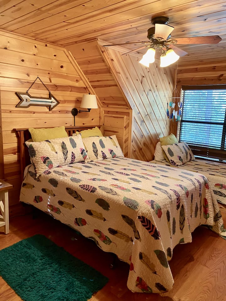 Camera da letto tre al piano superiore con due letti matrimoniali e  matrimoniali.