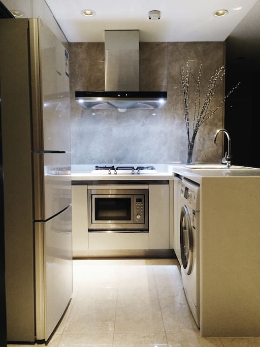 Fully equipped kitchen with new appliances.
全新廚房,設備齊全。