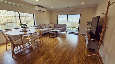 Getaway on Amaroo Way