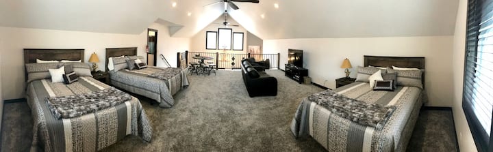 Le loft-3 lits queen size, canapé/chaise, télévision 55", table de jeu et salle de bain complète.