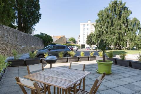 vaste 2 pièces, grande terrasse à 200m de la plage