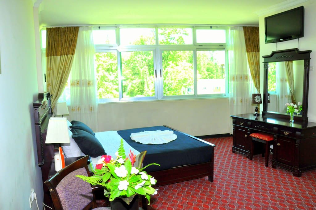 One master room (33m2), king size bed with ensuite bath and flat screen TV