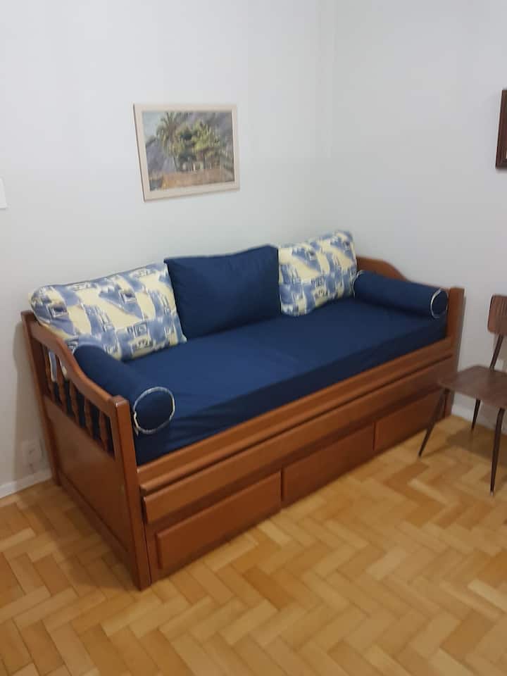 Დალიანდაგებული ბელეჟის დივანი.