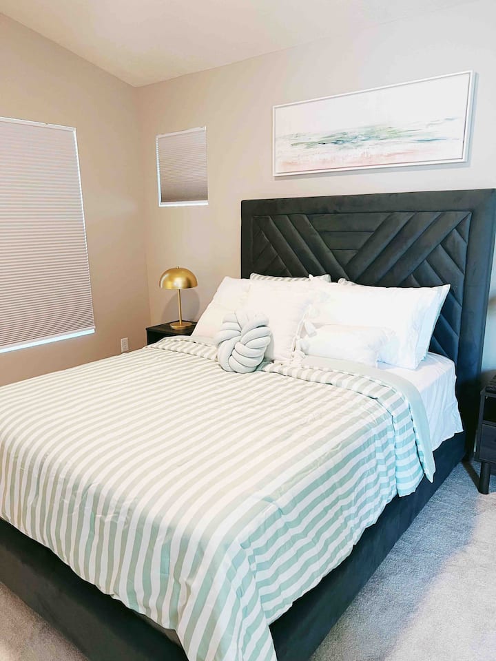 חדר שינה פנטהאוז מפואר עם הליכה צמודה בארון, חדר מחשיכת גוונים, טלוויזיה 55 אינץ', רצפות שטיח, אוויר וחימום מדהימים רק למפלס הזה, מצעים רכים, חדר רחצה פרטי, גישה למרפסת מרוהטת פרטית על הגג.  