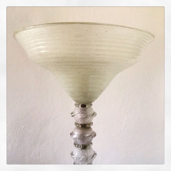 Particolare lampada in pasta di vetro ( camera ortigia)