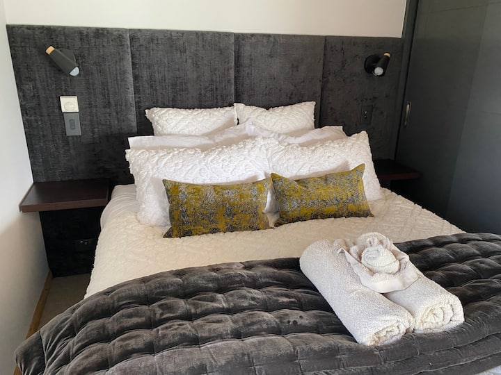 Dormitorio de lujo con todas las guarniciones 