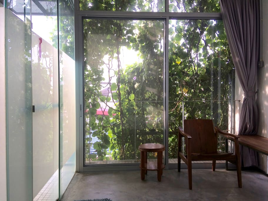 Like much of the house, the room is subject to changing light conditions throughout the day and the year, creating different moods according to the seasons.