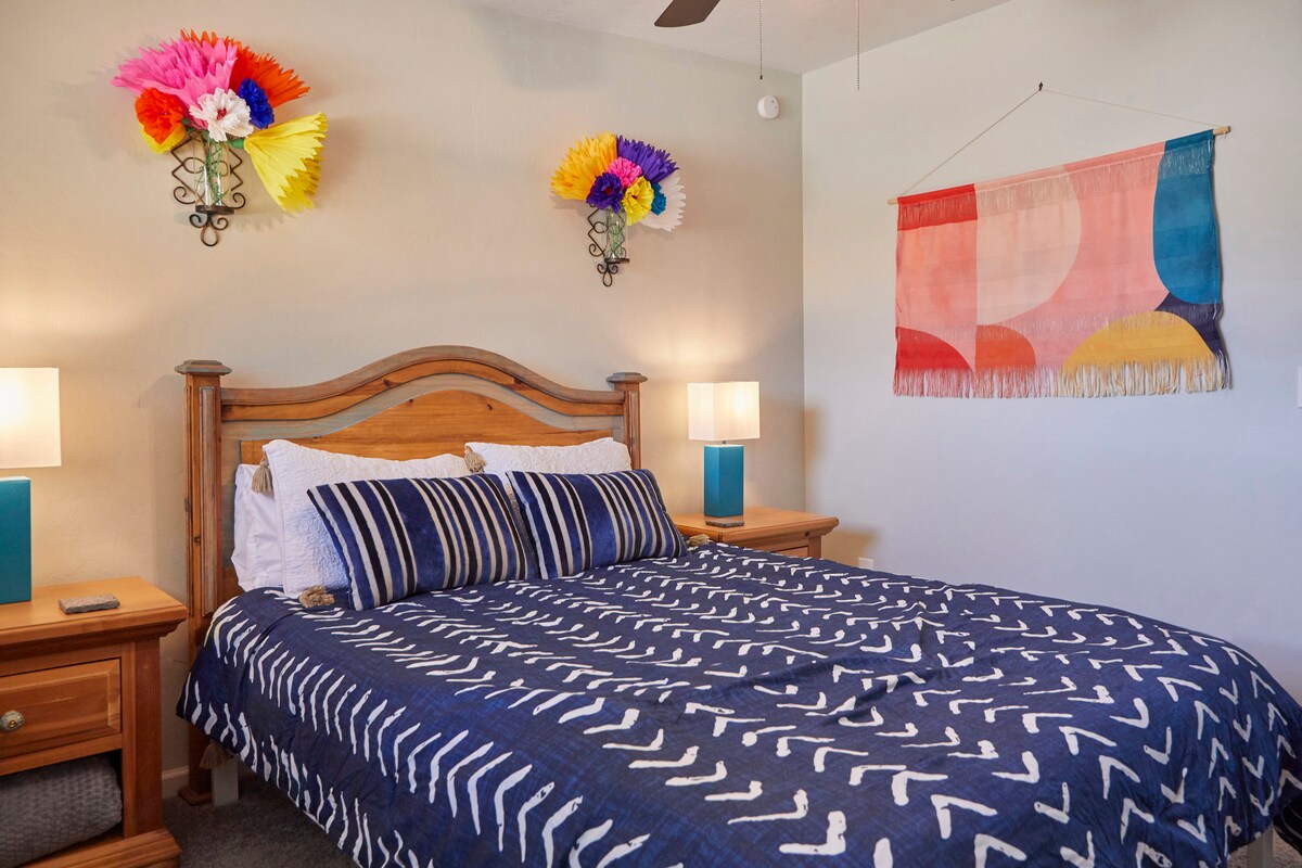 Farebná izba s pohodlnou manželskou posteľou.